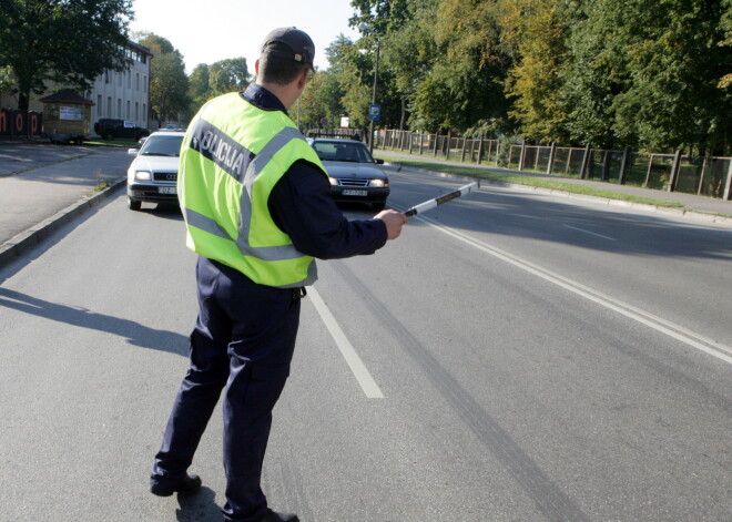 Latvijā akūti trūkst darbinieku Ceļu policijā; plāno mainīt darba organizāciju