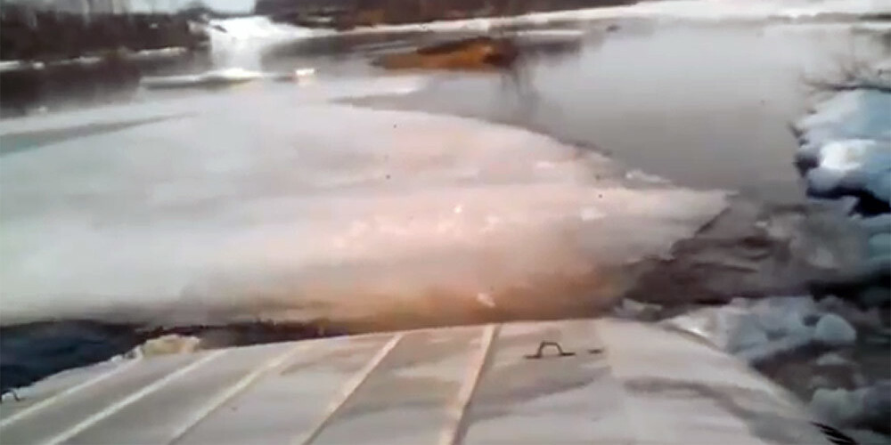 "Kur ir sauszeme!?" Krievijā vīri ar bobiku, ledum lūztot, tomēr izkļūst krastā