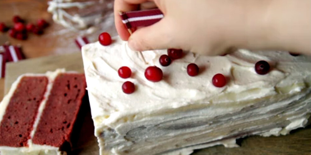 Videorecepte: sarkanbaltsarkanā kūka par godu Latvijai