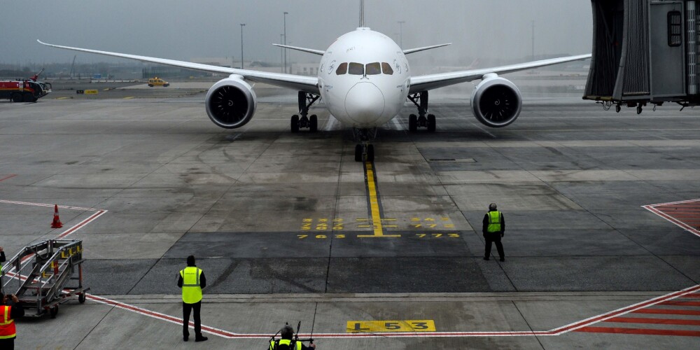 Pasažiere panāk, ka “Air France” reisā apcietina visu apkalpes komandu