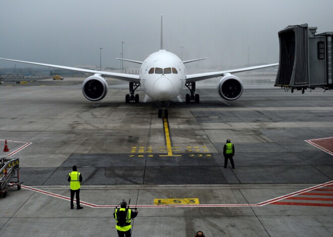 Pasažiere panāk, ka “Air France” reisā apcietina visu apkalpes komandu