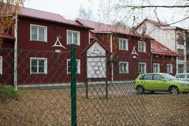 Vārtiņi uz Naglim piederējušo viesnīcu "Riga Airport Hotel ABC" ir slēgti. Uzņēmumam pasludināta maksātnespēja, bet manta tiek iztirgota, lai varētu atdot naudu kreditoriem.