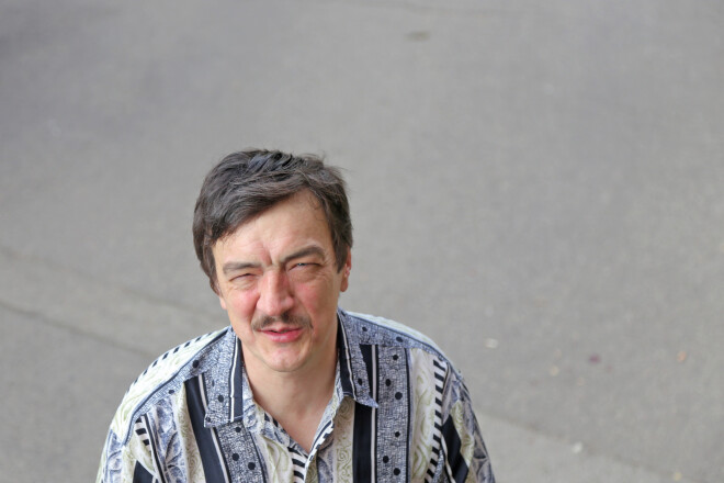 Dziedniecība ir tikai viena no Pētera Silava interesēm un izpausmēm. Jau 12 gadu viņš vada savu interneta projektu, bet dara to ar pseidonīmu. Agrāk Pēteri varēja satikt Rīgas melomānu sabiedrībā. Ir cilvēki, kas viņu pazīst kā sabiedrisku aktīvistu, kurš piedalījies protesta mītiņā pie Ministru kabineta, bet arī šajā izpausmē maz kurš zināja viņa vārdu un profesiju.