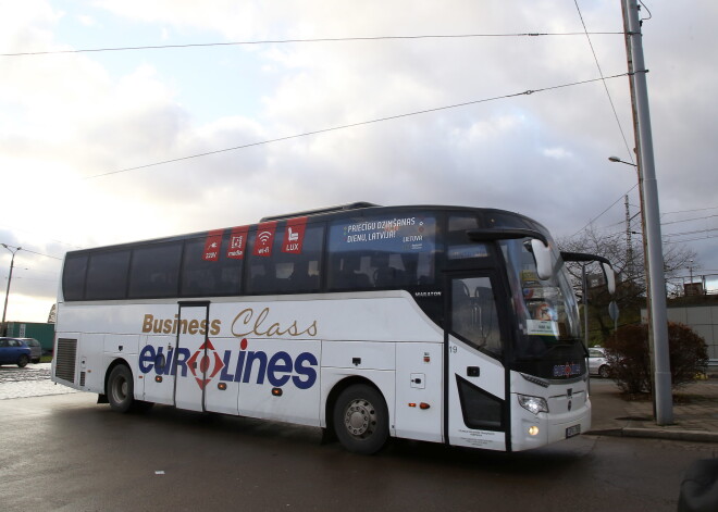 No Lietuvas valsts neatkarības atjaunošanas simtgades biroja ar "EuroLines" uzņēmuma autobusu maršrutā Viļņa - Rīga, kas noformēts ar sveicienu Latvijai 99.dzimšanas dienā, tika atvesta tradicionālā Lietuvas kūka un pastkartes, kurās izteikts paldies Latvijai par sadarbību un labām kaimiņattiecībām.