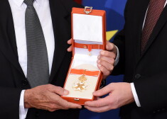 Atzinības krusts Latvijas valsts augstāko apbalvojumu pasniegšanas svinīgajā ceremonijā.