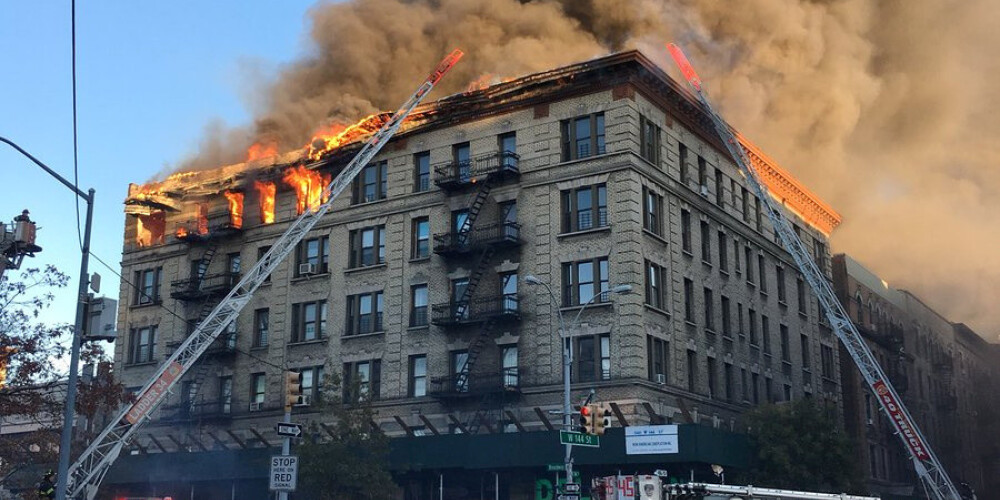 200 glābēji dzēsuši liesmas dzīvokļu namā pašā Ņujorkas centrā
