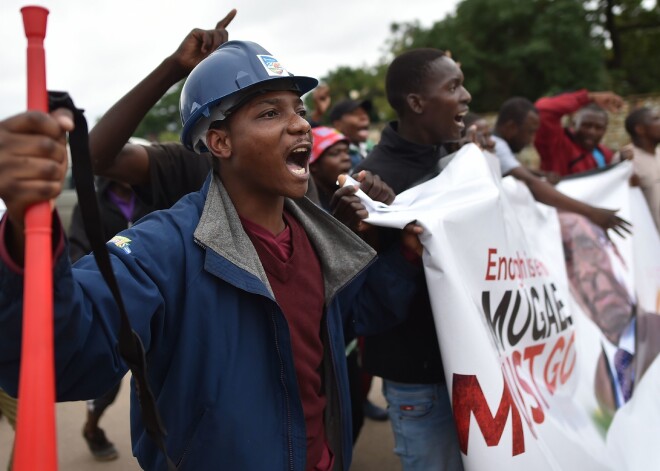 Tūkstošiem Zimbabves iedzīvotāju sestdien izgājuši galvaspilsētas Harares ielās, lai aicinātu atkāpties 93 gadus veco prezidentu Robertu Mugabi, kurš atrodas mājas arestā, kopš valstī varu šonedēļ sagrābusi armija.