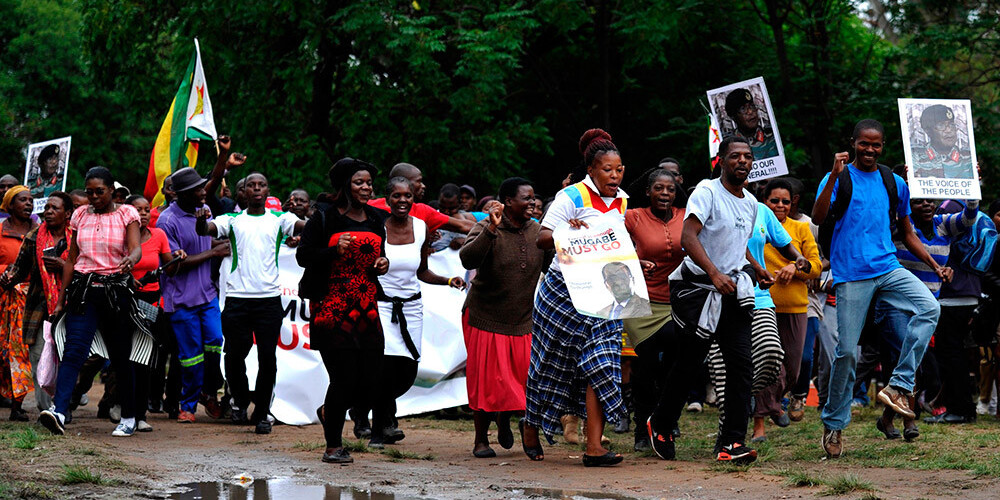 Mugabes valdīšanas beigas? Tūkstošiem demonstrantu Zimbabvē aicina prezidentu atkāpties