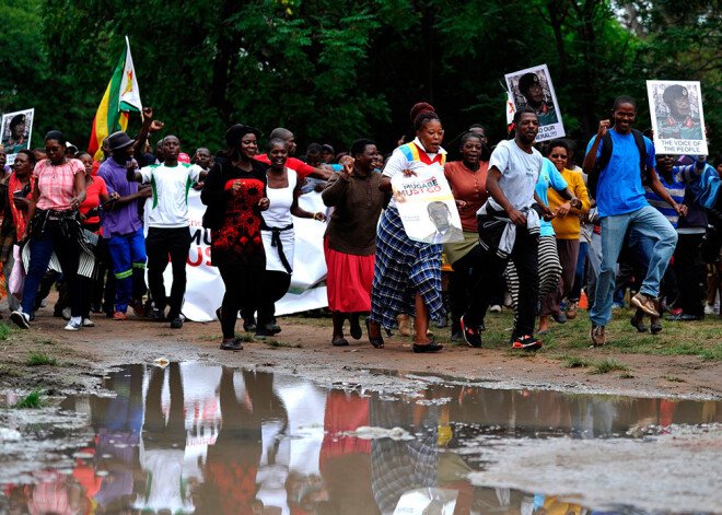 Mugabes valdīšanas beigas? Tūkstošiem demonstrantu Zimbabvē aicina prezidentu atkāpties