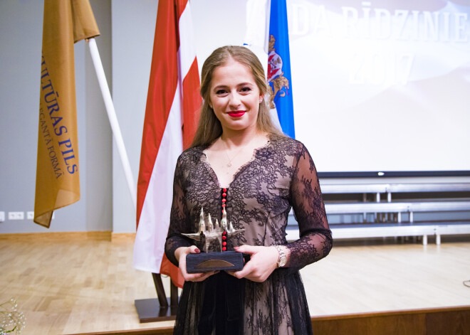 Rīgas domes balvu „Gada rīdzinieks 2017” un Goda rakstu šogad saņēma sportiste Aļona Ostapenko par izciliem panākumiem augsta līmeņa tenisa sacensībās un Rīgas atpazīstamības veicināšanu pasaulē. Balva tika pasniegta sestdien, 18. novembrī, Rīgas domes svinīgajā sanāksmē par godu Latvijas Republikas proklamēšanas 99. gadadienai. Pasākums notika atjaunotajā VEF Kultūras pilī.