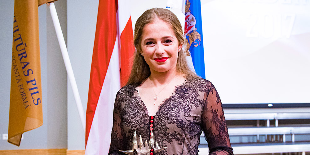 Aļona Ostapenko valsts svētkos saņem "Gada rīdzinieka" balvu