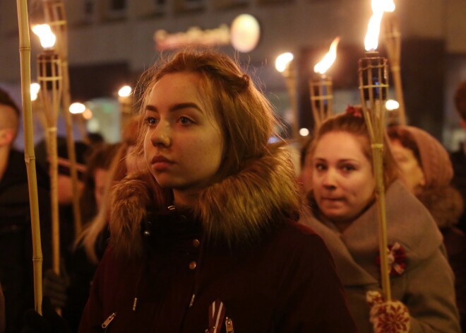 Par godu valsts svētkiem notiek nacionālās apvienības "Visu Latvijai!"-"Tēvzemei un brīvībai"/LNNK organizētais lāpu gājiens no Kārļa Ulmaņa pieminekļa līdz  Brīvības piemineklim.