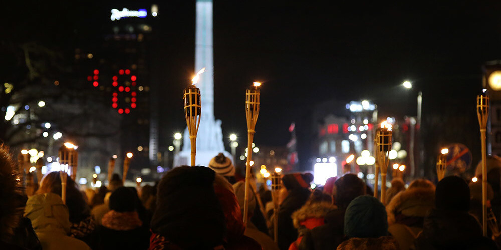 Valsts svētkos lāpu gājienā Rīgas ielās iziet vairāki tūkstoši cilvēku