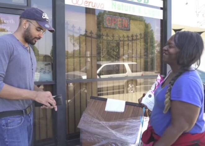 Бездомной женщине дали денег. Все очень удивились, узнав, на что она их потратила!