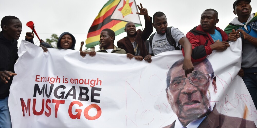 Zimbabves valdošā partija atceļ Mugabes pilnvaras un pieprasa viņa atkāpšanos no prezidenta amata