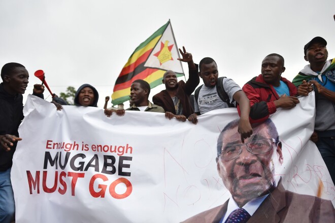 Tūkstošiem Zimbabves iedzīvotāju turpina līksmot par gaidāmajām pārmaiņām valstī. 