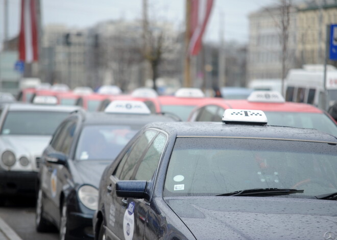 “Godīgo” taksometru skaitītāju ieviešana ir iestrēgusi