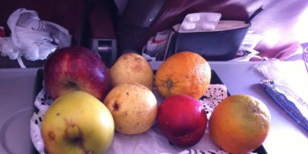 Kāpēc lidmašīnā labāk nepasūtīt veģetāru ēdienu: pasažieru drausmā pieredze