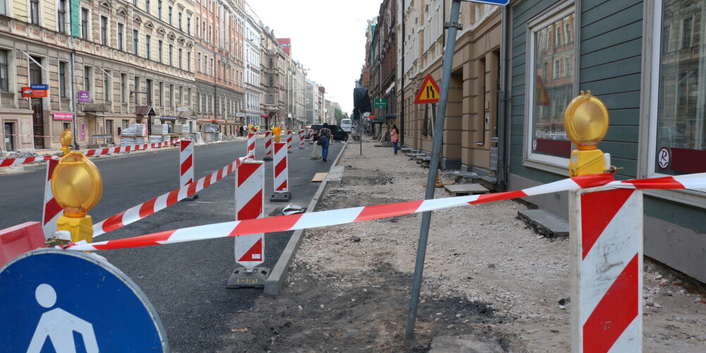 Pilnīgi neviena šovasar remontētā Rīgas iela vēl nav nodota ekspluatācijai