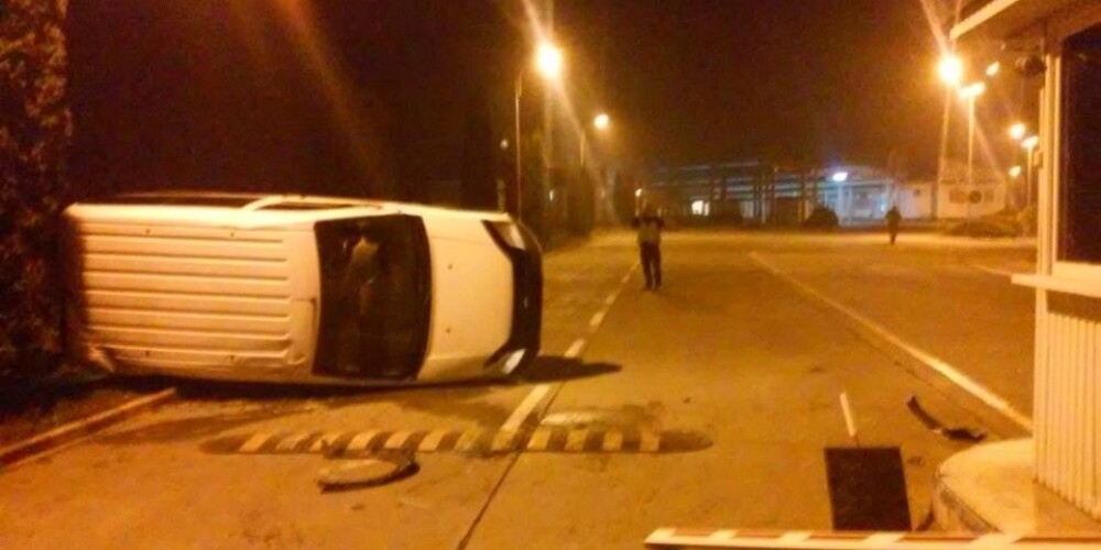 Пьяный украинец попытался микроавтобусом протаранить погранпункт
