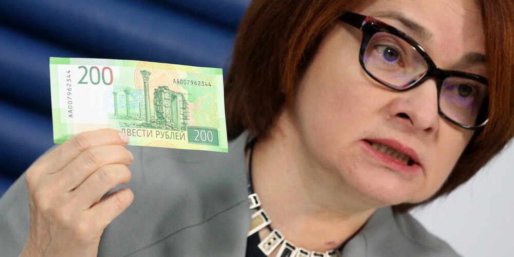 Latvijas finanšu iestādes pagaidām pieņems Krievijas rubļa banknoti ar okupētās Krimas attēliem