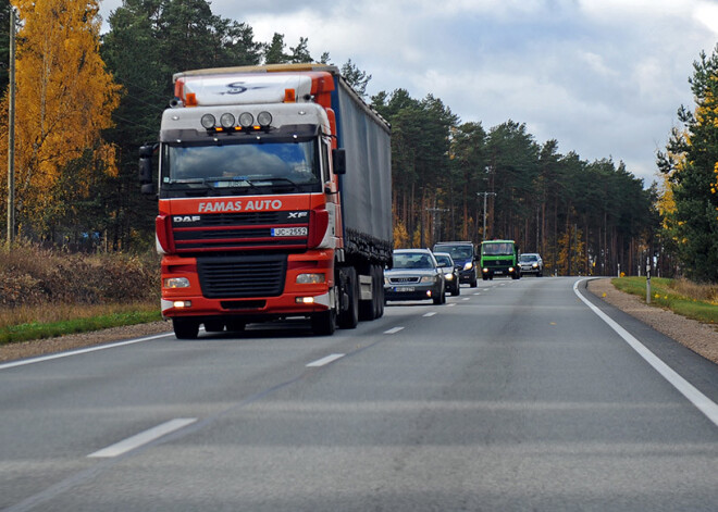 Latgales un Kurzemes virzienā apledojuši atsevišķi autoceļu posmi