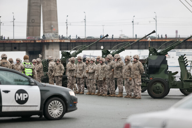 18. novembra svētkos, turpat netālu, pirms Kalvja salutēja arī Latvijas Nacionālie Bruņotie spēki.