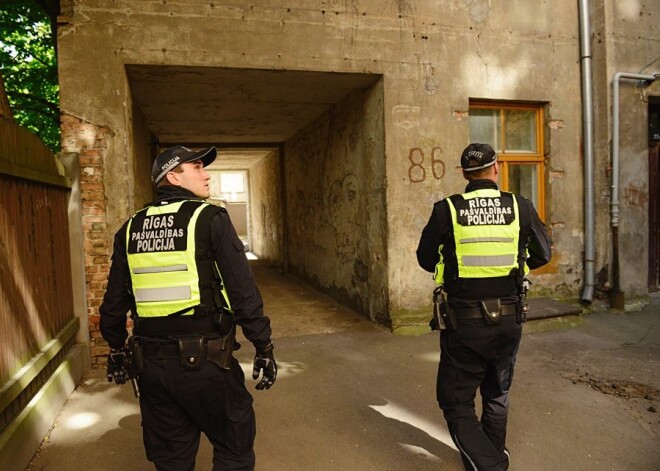 Māte Rīgā izsauc policiju, jo 10 gadus vecā meita draud viņu sadurt