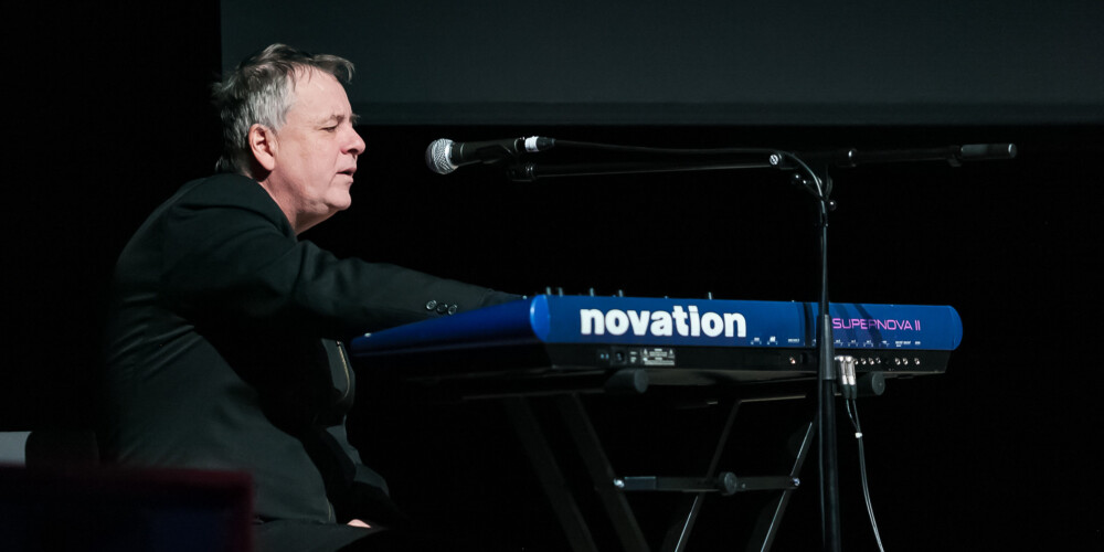 Arnis Mednis (dzimis 1961. gada 18. oktobrī) ir latviešu mūziķis, dziesmu komponists. 2001. gadā pārstāvēja Latviju 2001. gada Eirovīzijā ar dziesmu "Too Much" un ieņēma 18. vietu. Mācījies Emīla Dārziņa mūzikas vidusskolā un Latvijas Valsts Konservatorijā. Mūziķa karjeru uzsāka 1980. gadu beigās ar grupu Odis.1990. gadā tika svinēta uzvara festivālā "Liepājas dzintars",kā arī 1993. gada konkursos "Jūrmala" un "Sopota". 2008. gadā piedalījies TV3 šovā "Koru kari" kā Rīgas Dzeltenā kora vadītājs, šovā netika gūti lieli panākumi.Paralēli muzicēšanai rakstījis dziesmas vairākiem Latvijas māksliniekiem, tai skaitā 4. elements, Cafee. Bijis mūzikas autors teātra izrādēm "Pepija" un "Superdetektīvs Blumkvists". 2008. gadā atvēra džeza klubu Rīgā. Par sasniegumiem Latvijas mūzikā viņš saņēmis Lielo mūzikas balvu. 2011. gadā atsāka darbību mūzikā ar divu jaunu projektu dibināšanu, tāpat 2011. gadā bija viens no 2010. gada Muzikālās bankas žūrijas locekļiem. Kopumā izdevis sešus studijas albumus. 2011. gadā Arni Medni piemeklēja insults, pēc kā mūziķis vairākas nedēļas bija komā un, izķepurojies no nāves, dzīvē atgriezās pa pusei paralizēts.