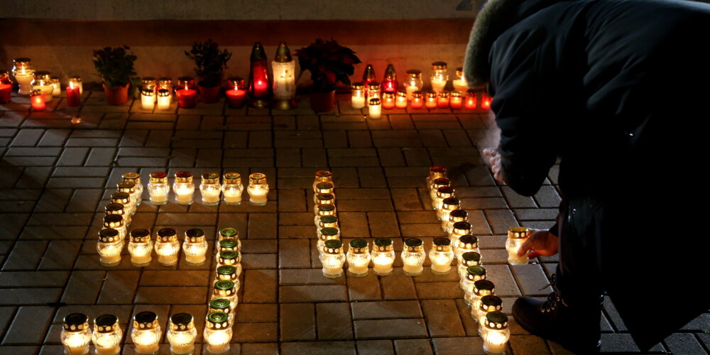 Rētas sirdī nav zudušas: ar ziediem un svecītēm cilvēki Rīgā piemin Zolitūdes traģēdijas upurus