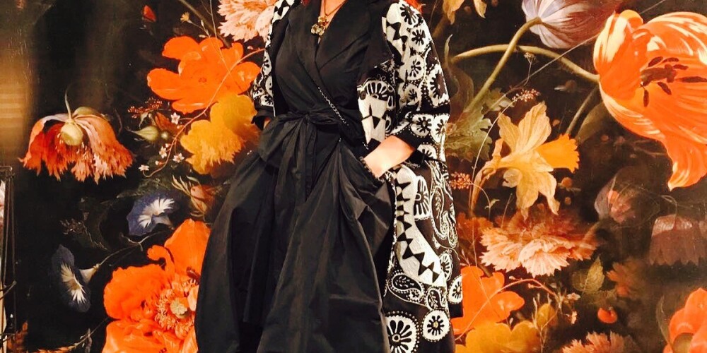 Ogres muzejā 1. decembrī atklās pirmo Ilzes Patmalnieces darināto tērpu personālizstāde. Viņa ir Elitas Patmalnieces, arī tērpu mākslinieces, jaunākā māsa. Kaut arī abas māsas ļoti labi satiek un reizēm arī strādā kopā, abu mākslinieciskais un tērpu darināšanas rokraksts ir atšķirīgs.