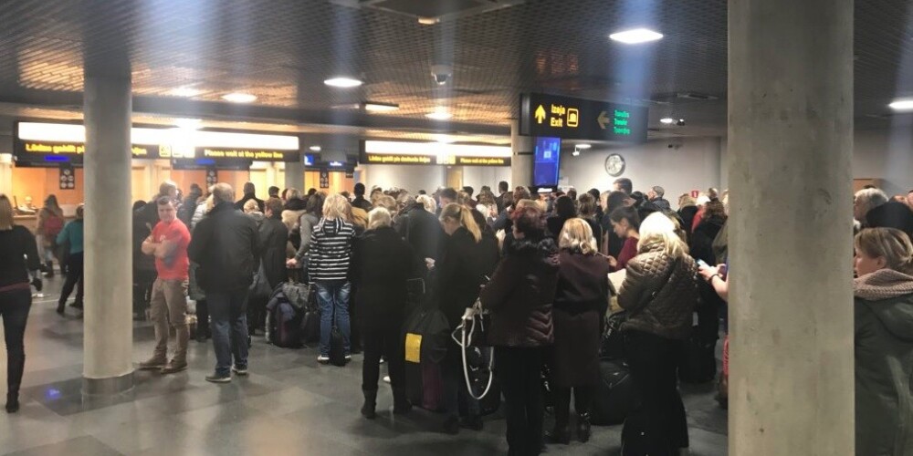 Robežsargi atvainojas Rīgas lidostas pasažieriem par vakar notikušo
