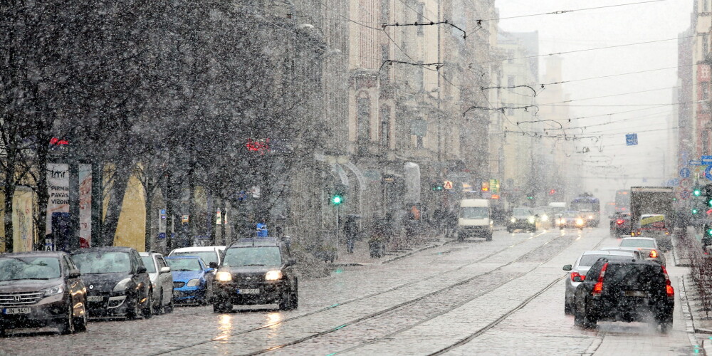 Latvijai tuvojas siltā atmosfēras fronte: gaidāms sniegs, lietus un atkala