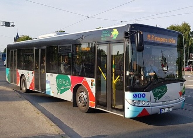 Šķēle un Šlesers nevar ieviest kārtību sev piederošajā Liepājas autobusu parkā