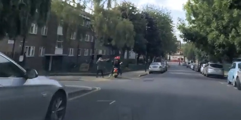 Zagļi ar motorolleru Londonā saņem tūlītēju mācību