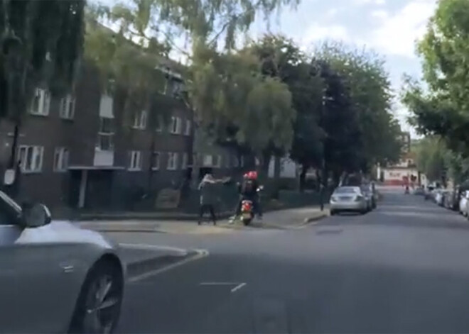Zagļi ar motorolleru Londonā saņem tūlītēju mācību