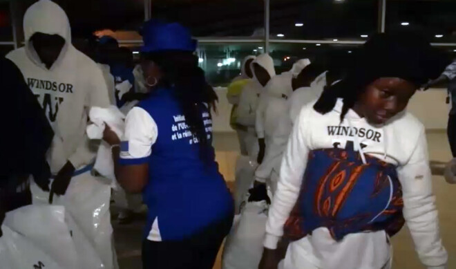 Kotdivuāras imigranti no Lībijas atgriežas Abidžanā.