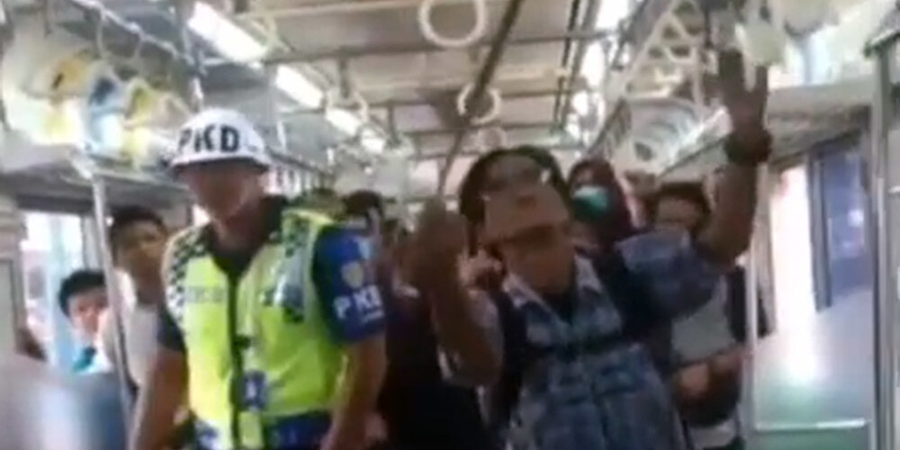 Vīrietis Džakartas vilcienā nogalina nelūgtu pasažieri