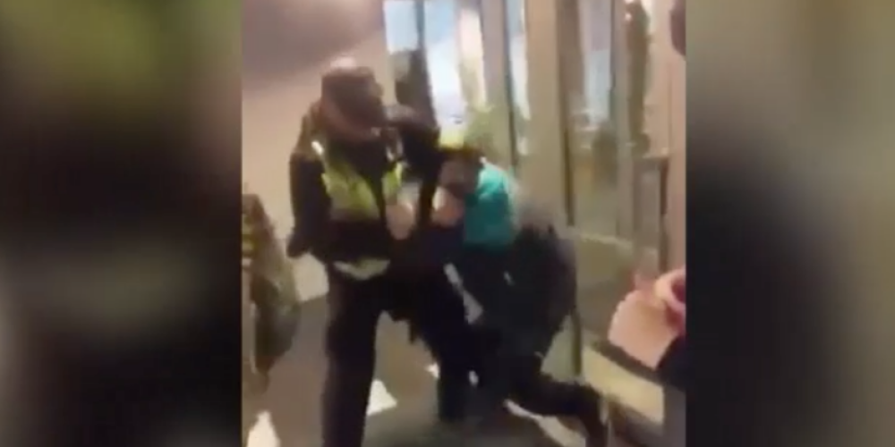 Шокирующее видео: в Риге пьяный школьник жестоко избил полицейского и обматерил его