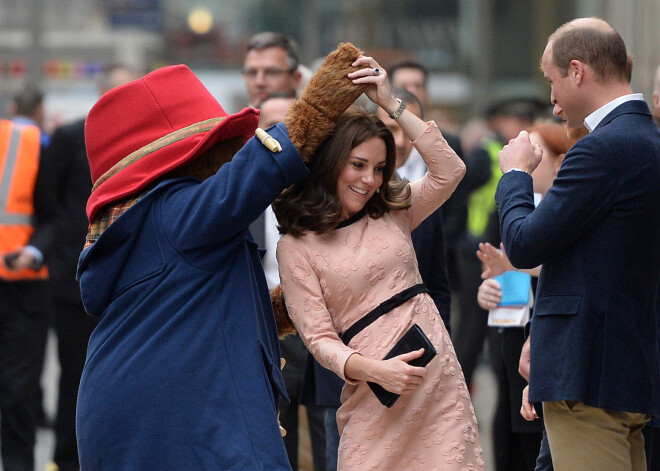 Hercogiene Ketrīna un lācītis Padingtons labdarības pasākumā Padingtona stacijā Londonā 2017. gadā.