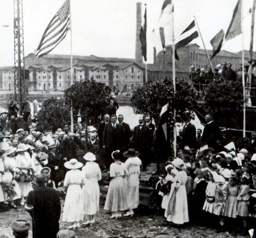 1919. gada jūlija sākums. Latvijas pagaidu valdība Liepājā pie kuģa Saratov neilgi pirms atgriešanās Rīgā. Ministru prezidents Kārlis Ulmanis (priekšplānā centrā).