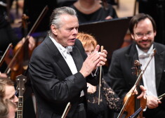 Diriģents Mariss Jansons uzstājas Latvijas Nacionālā simfoniskā orķestra 90.jubilejas atklāšanas koncertā Lielajā ģildē.