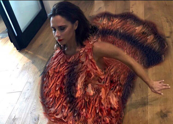 Чудо в перьях: Виктория Бекхэм примерила образ индейки