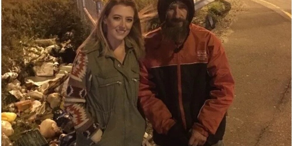 Бездомный отдал последние деньги, чтобы помочь девушке, а она собрала для него более 300 000 долларов в интернете