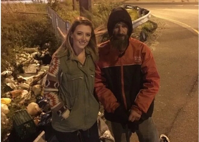 Бездомный отдал последние деньги, чтобы помочь девушке, а она собрала для него более 300 000 долларов в интернете