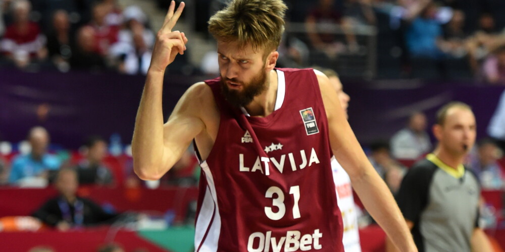 Latvijas basketbola izlase Pasaules kausa kvalifikāciju sāk ar blāvu aizsardzību un zaudējumu Turcijā