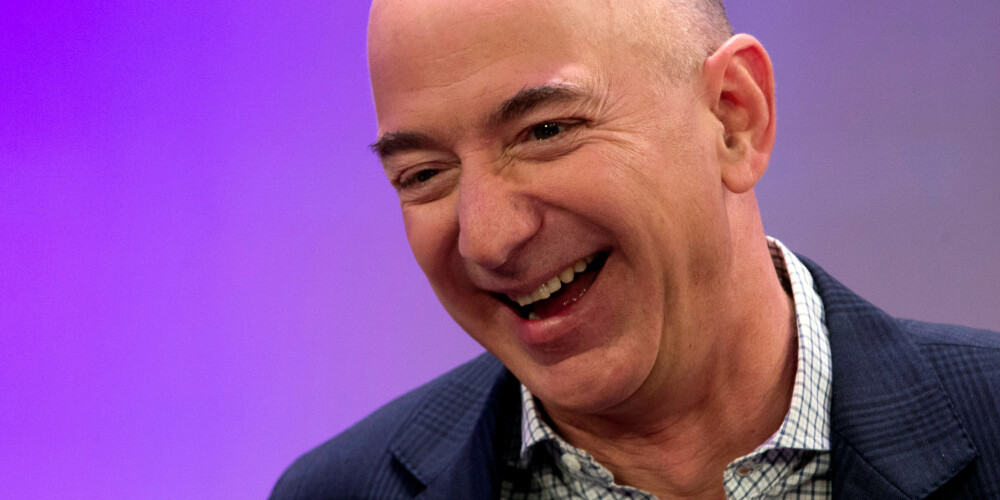 "Amazon" dibinātājam Bezosam, pateicoties "melnajai piektdienai", bagātība pārsniegusi 100 miljardus dolāru