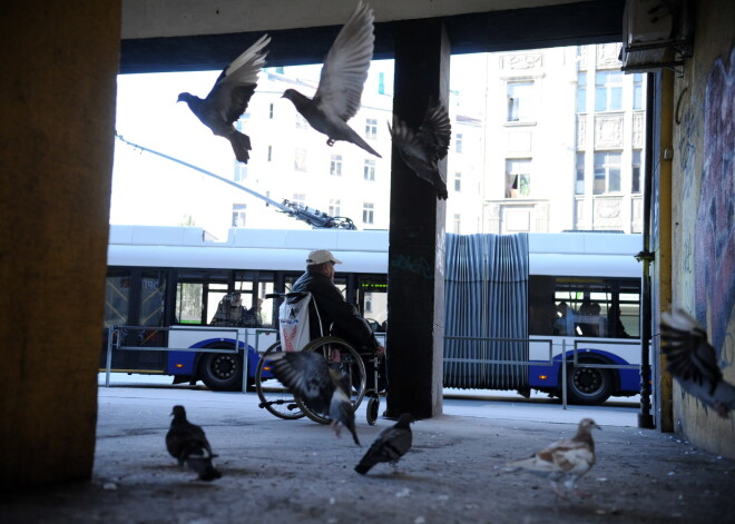 Patīkamas ziņas pensionāriem ar invaliditāti. Viņu maciņi kļūs nedaudz biezāki