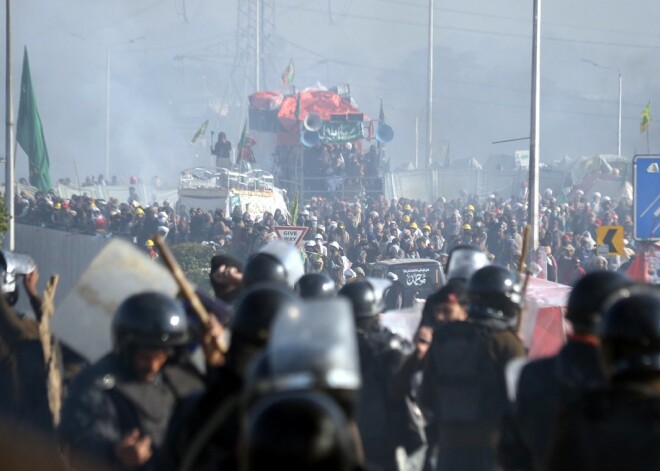 Pakistānas policija sestdien pielietojusi asaru gāzi un ūdens lielgabalu, lai padzītu islāma fundamentālistus, kuri vairāk nekā divas nedēļas bloķē galvenos ceļus uz galvaspilsētu Islamabadu.