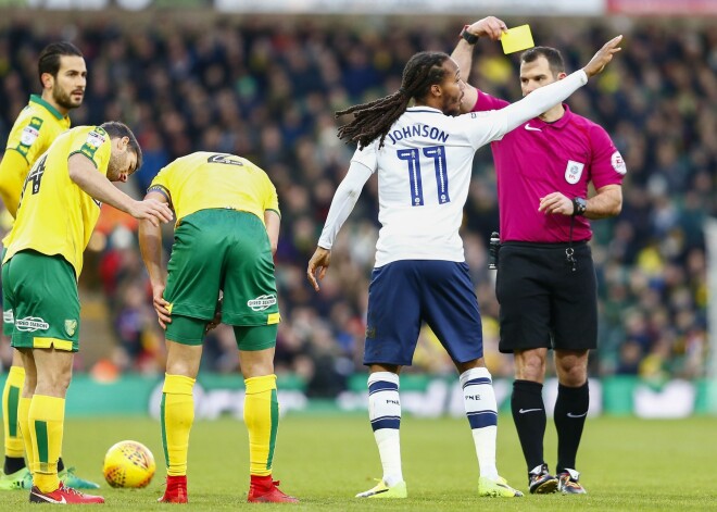 VIDEO: "Norwich City" fans izglābj spēli, kļūstot par mača tiesnesi